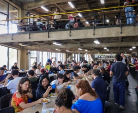 Movimentação durante refeições no Restaurante Universitário (RU). 28/11/2025. Foto: Beto Monteiro/Ascom UnB